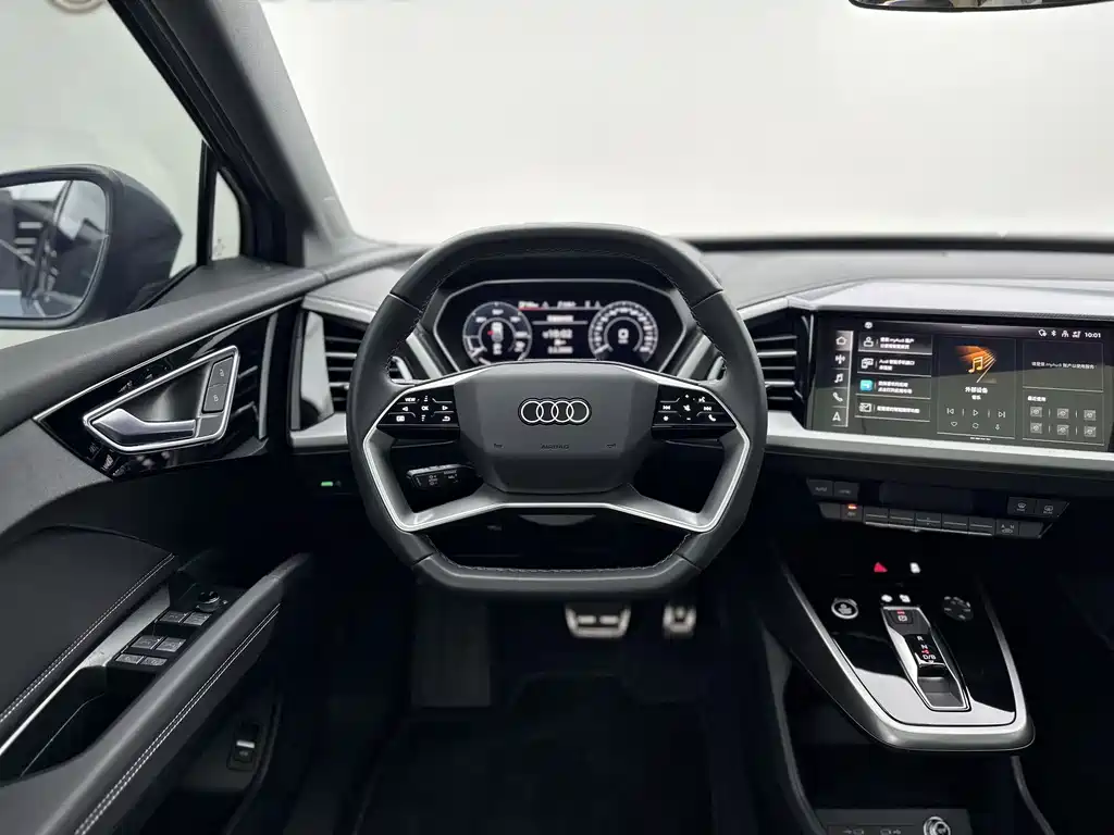 AUDI Q4 E TRON