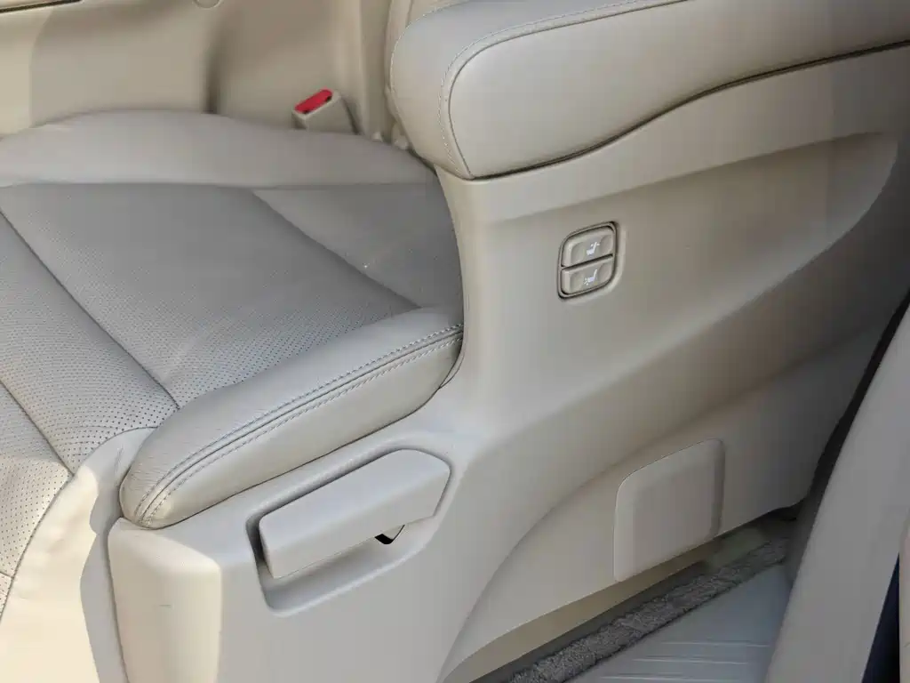 Toyota Alphard — миниатюра 17