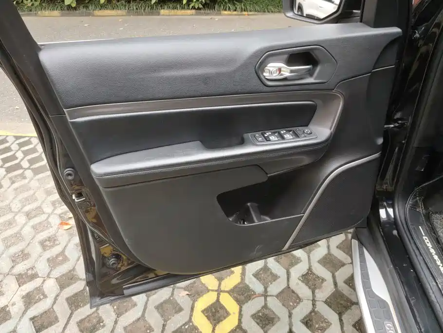 Jeep Commander — миниатюра 7