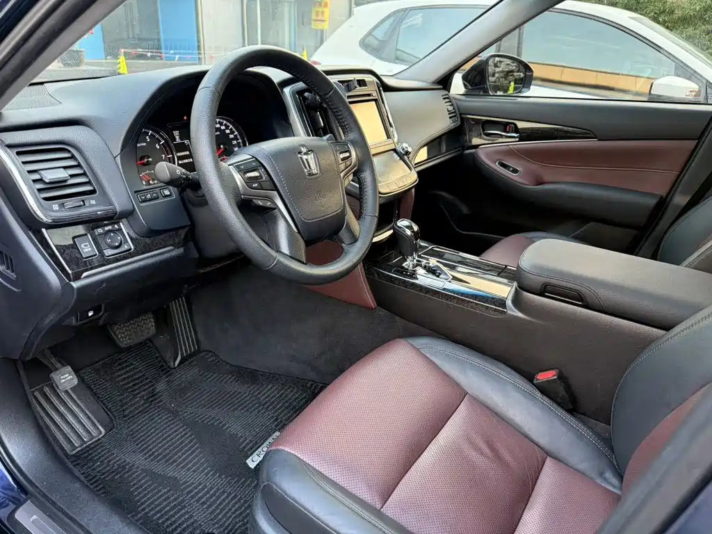 Toyota Crown — миниатюра 4