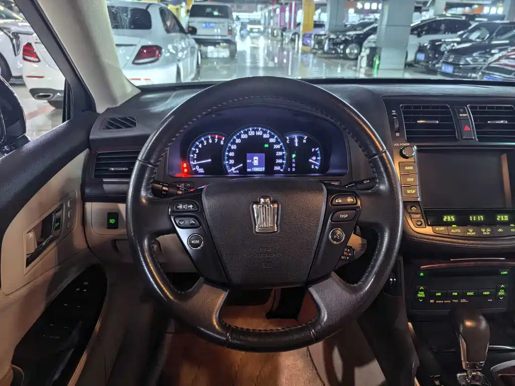 Toyota Crown — миниатюра 7