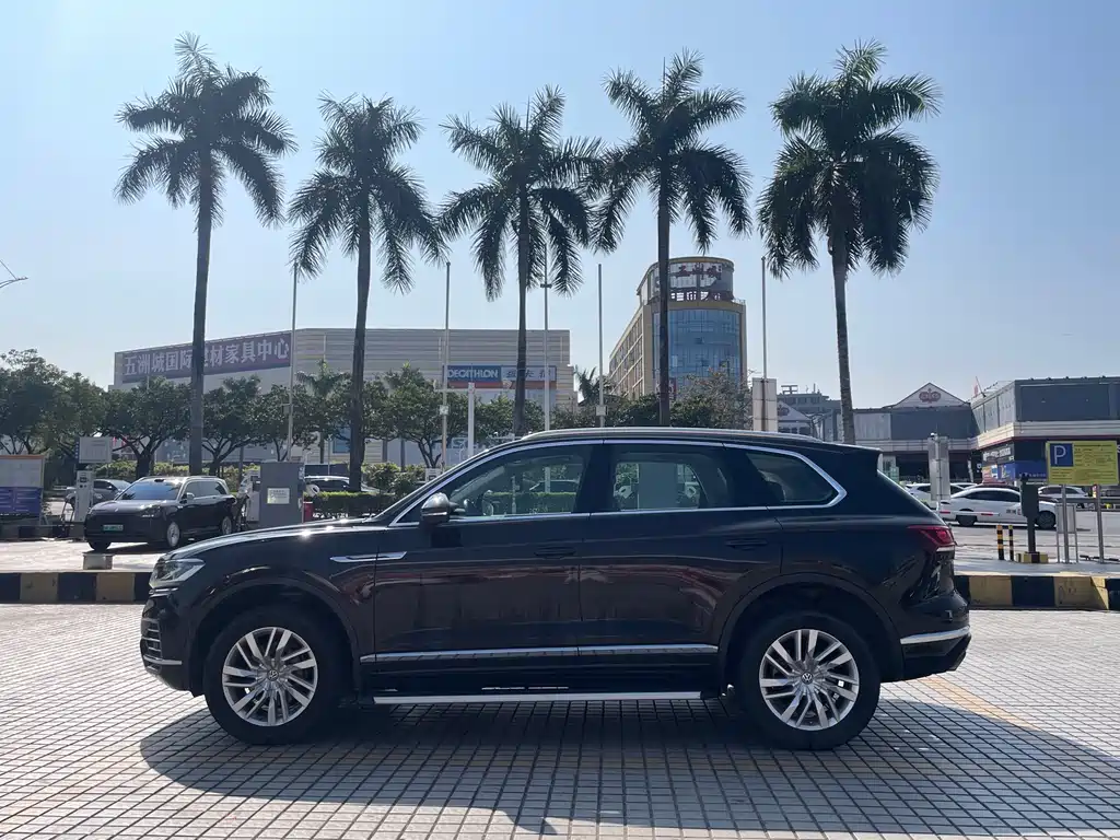 VOLKSWAGEN TOUAREG
