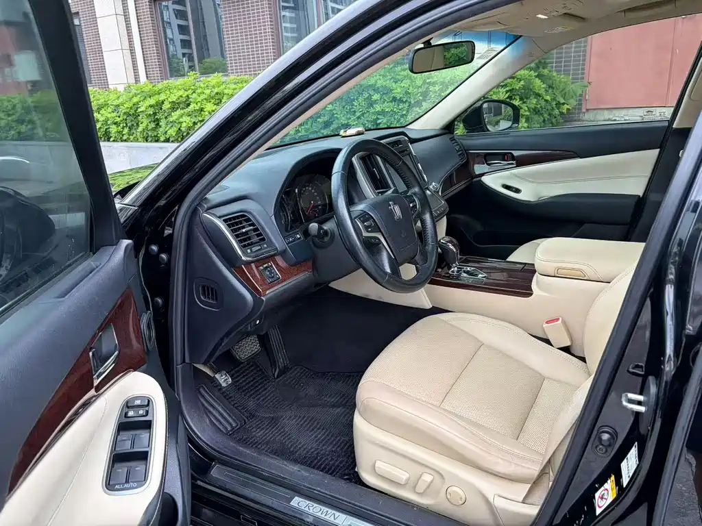 Toyota Crown — миниатюра 6