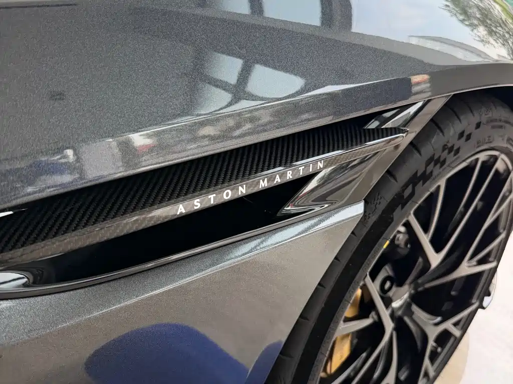 Aston Martin DB12 — миниатюра 5