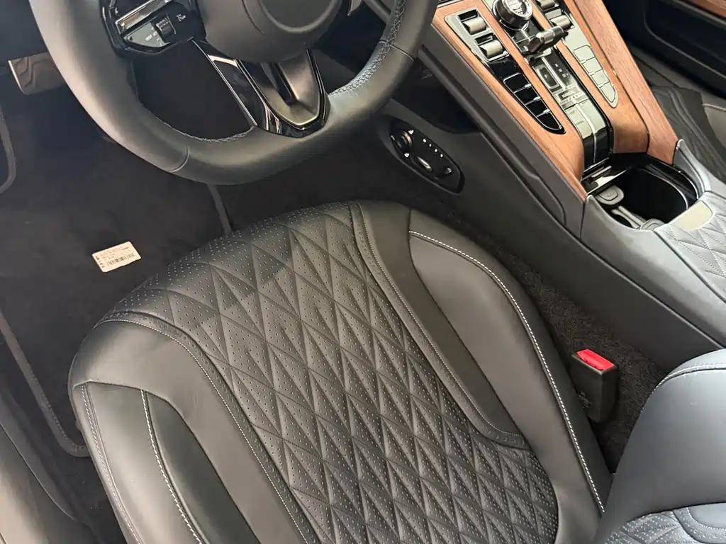 Aston Martin DB12 — миниатюра 10