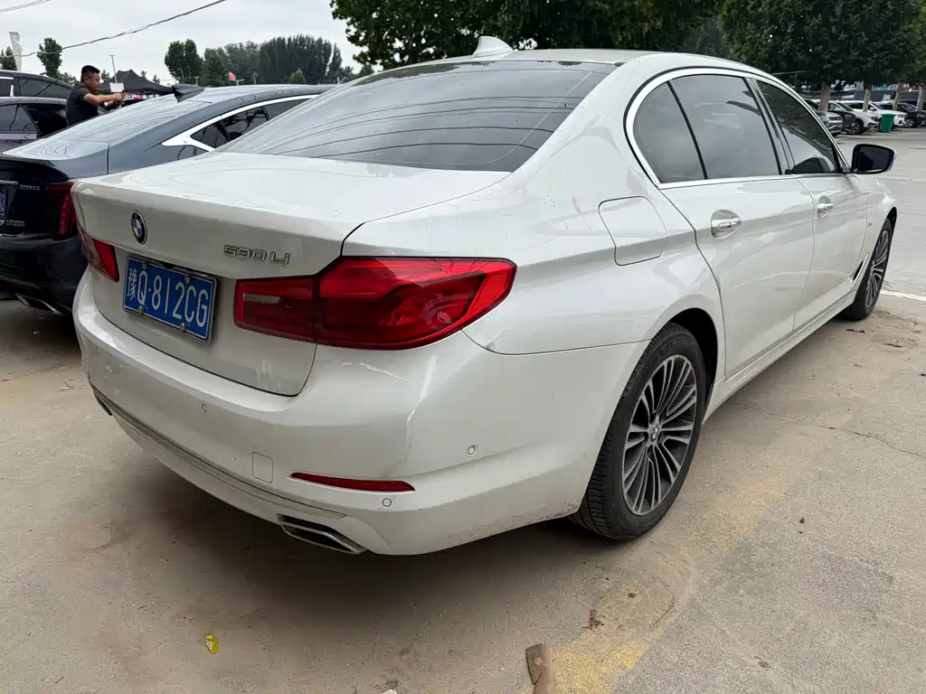BMW 5 Series — миниатюра 10