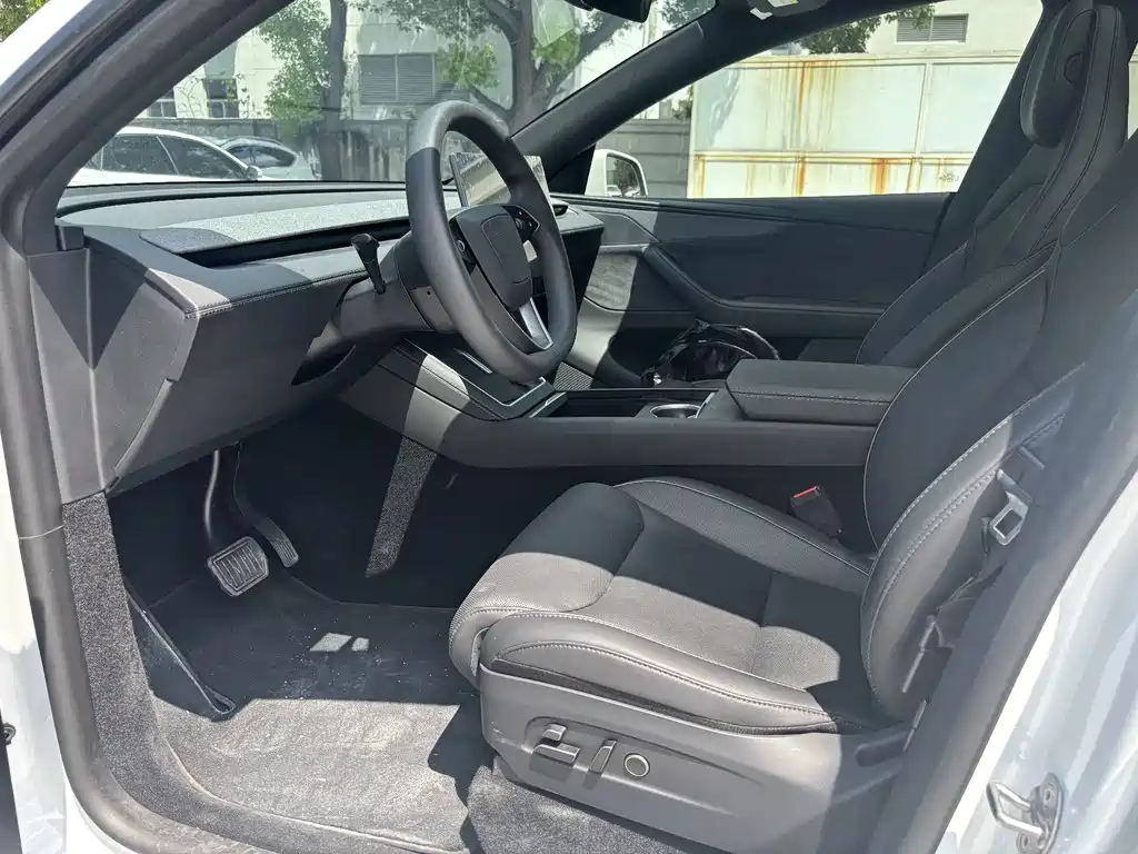Tesla Model Y L — миниатюра 13