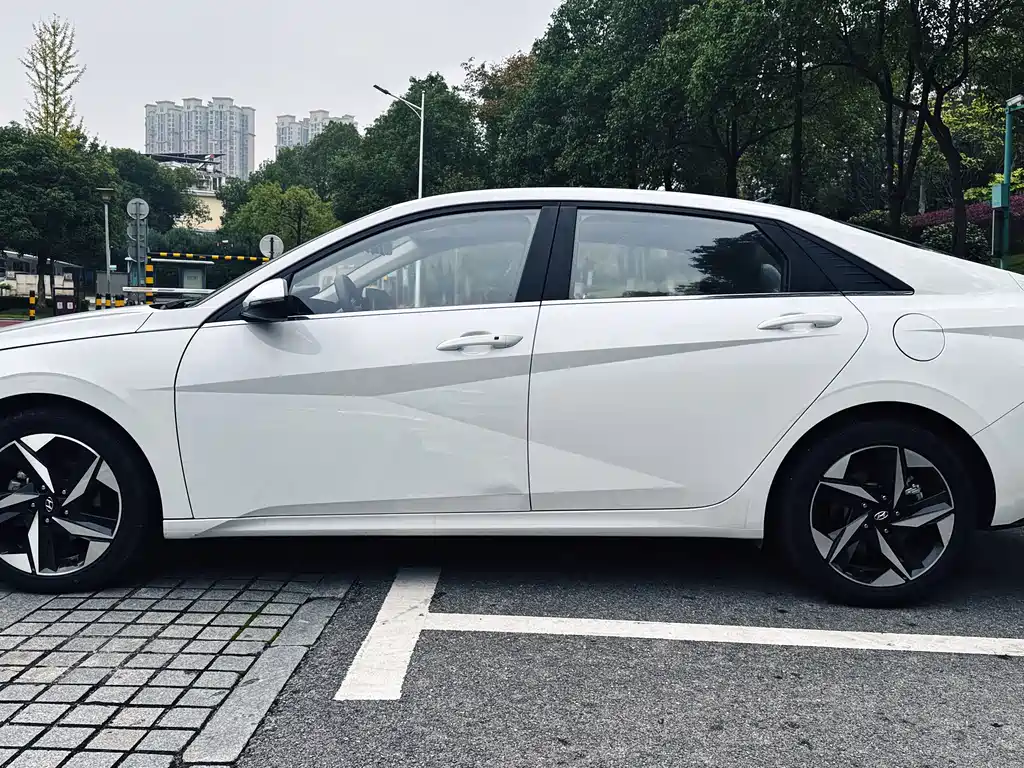 Hyundai Elantra — миниатюра 8