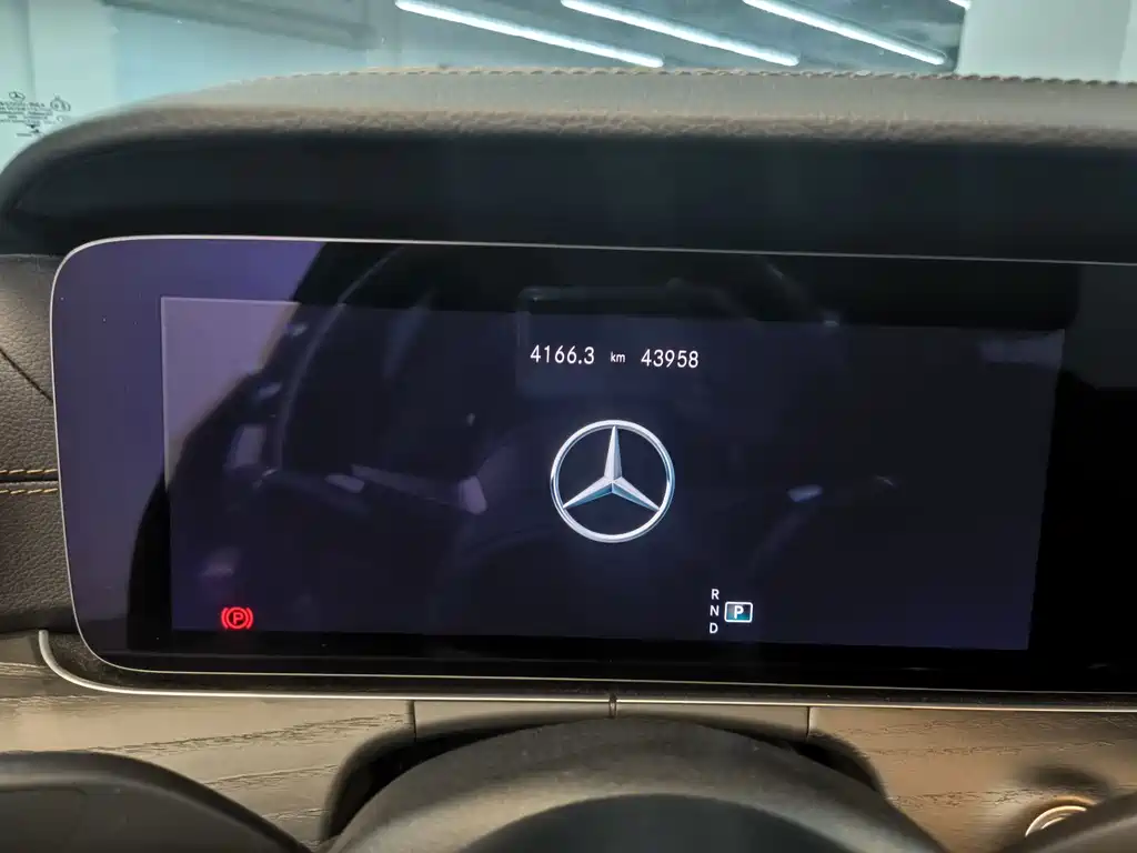 Mercedes-Benz E-Class — миниатюра 9