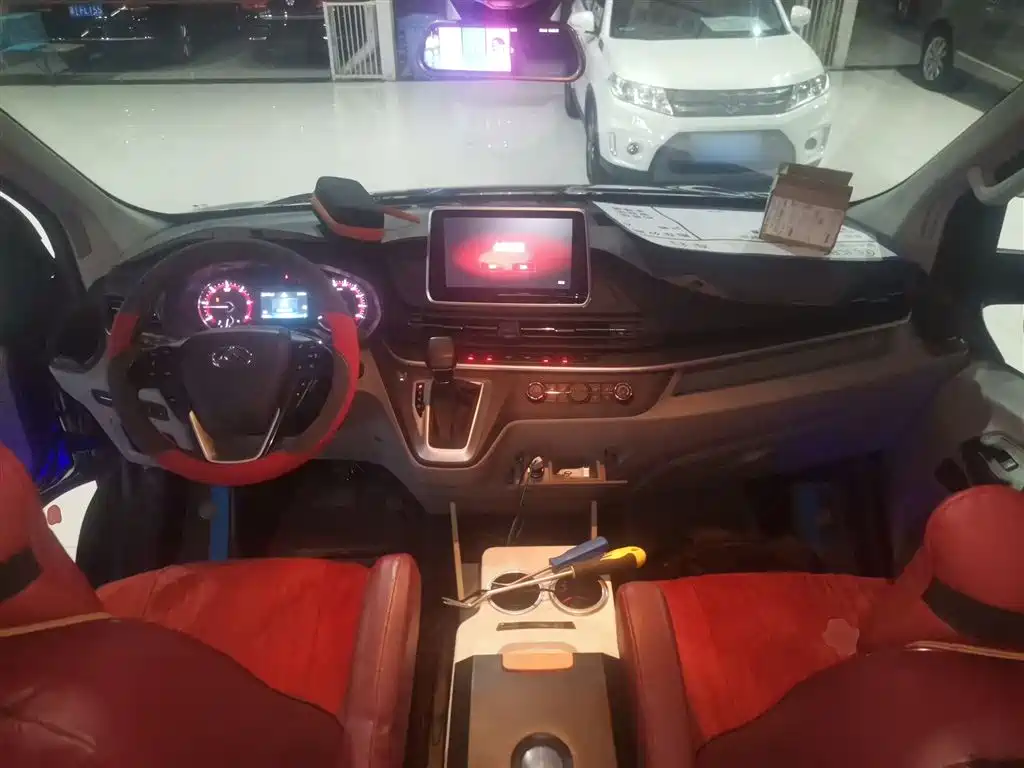 Maxus V90 2022 2.0T AT 6/7 мест