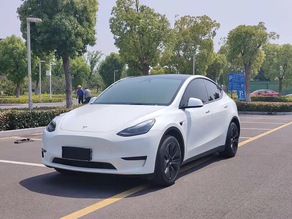 Tesla Model Y 2024
