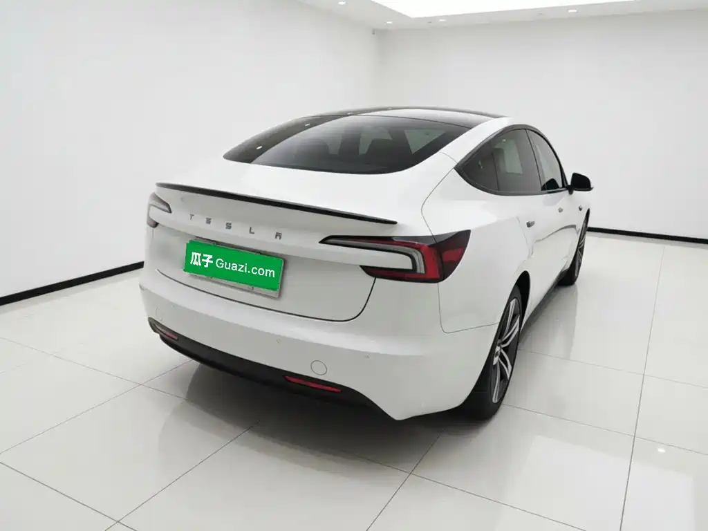 Tesla Model 3 — миниатюра 4