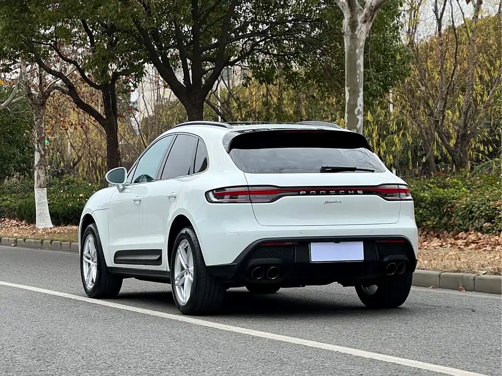 PORSCHE MACAN