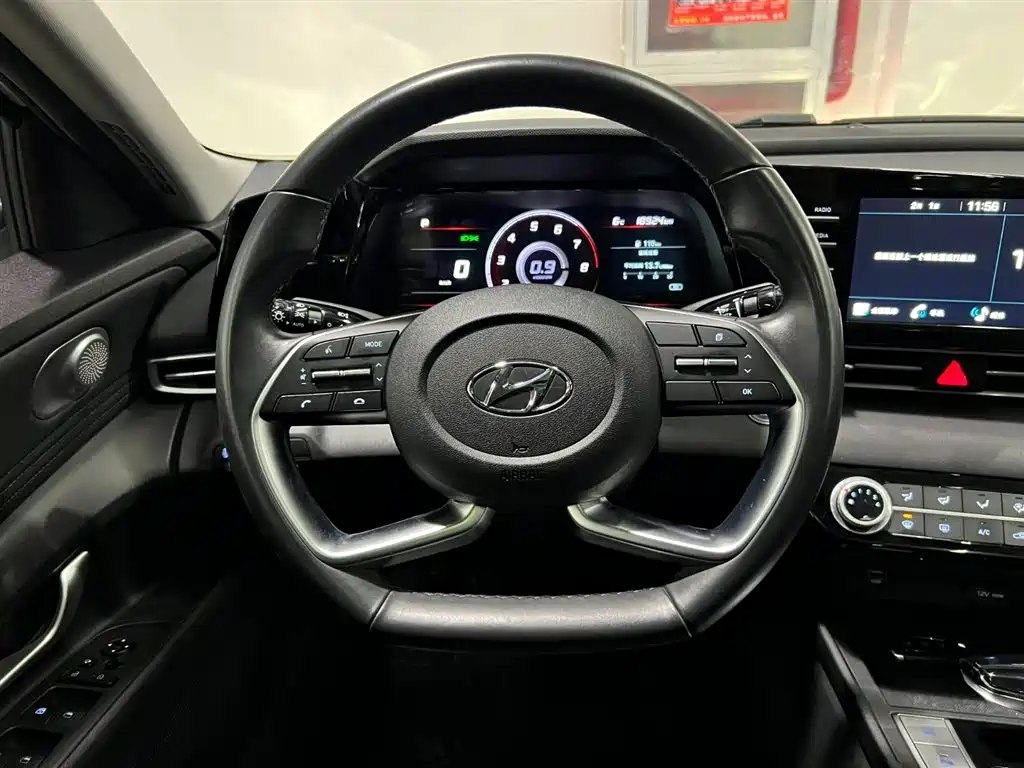HYUNDAI ELANTRA