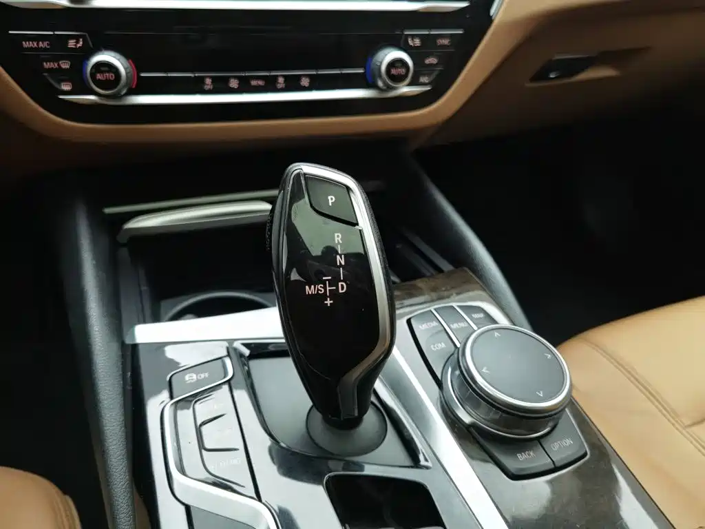 BMW 5 Series — миниатюра 13