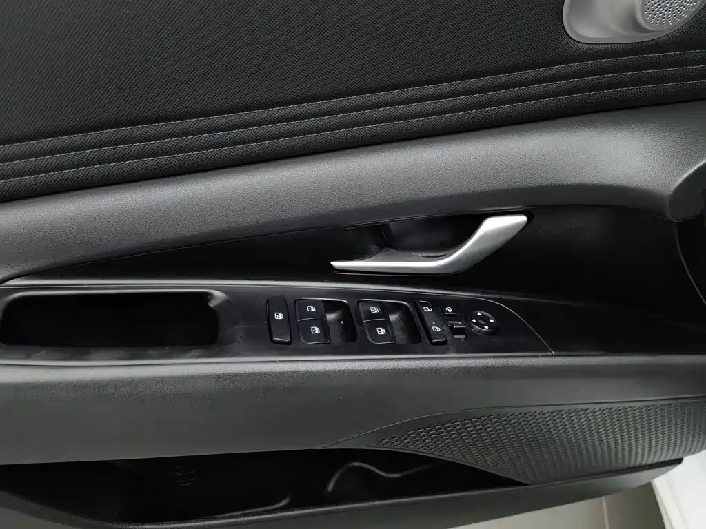 Hyundai Elantra — миниатюра 9