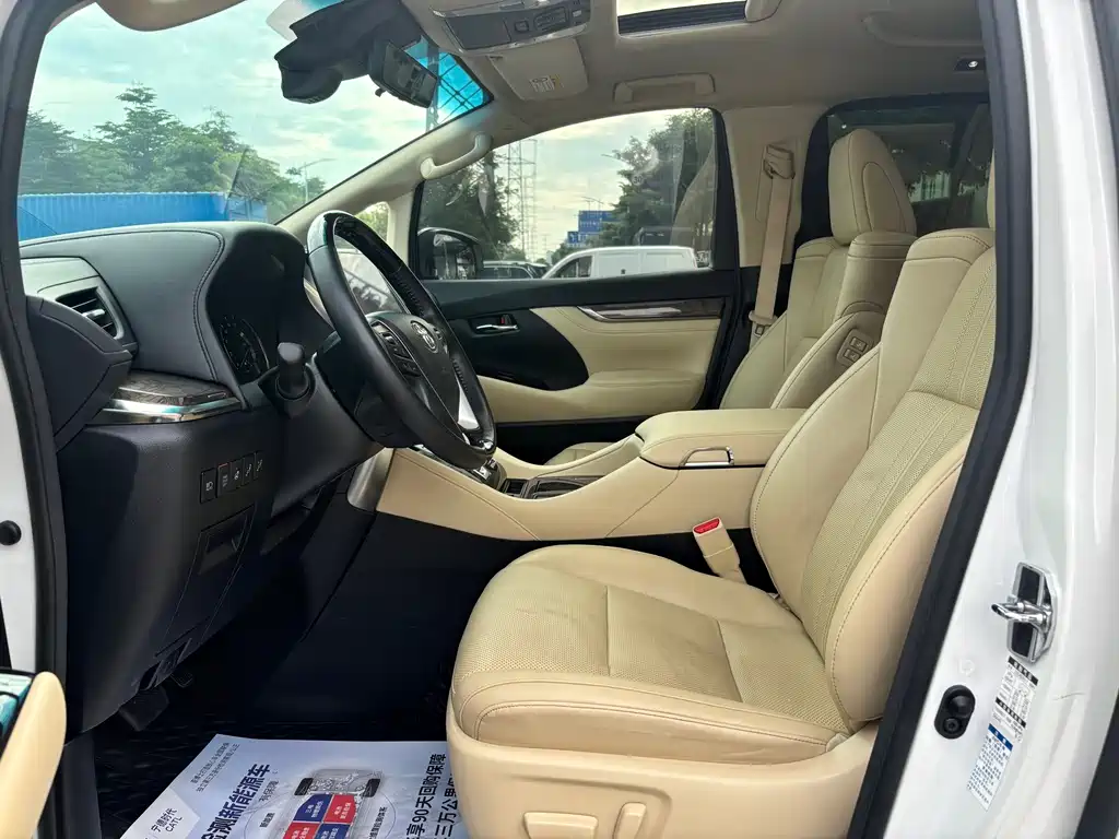 Toyota Alphard — миниатюра 7