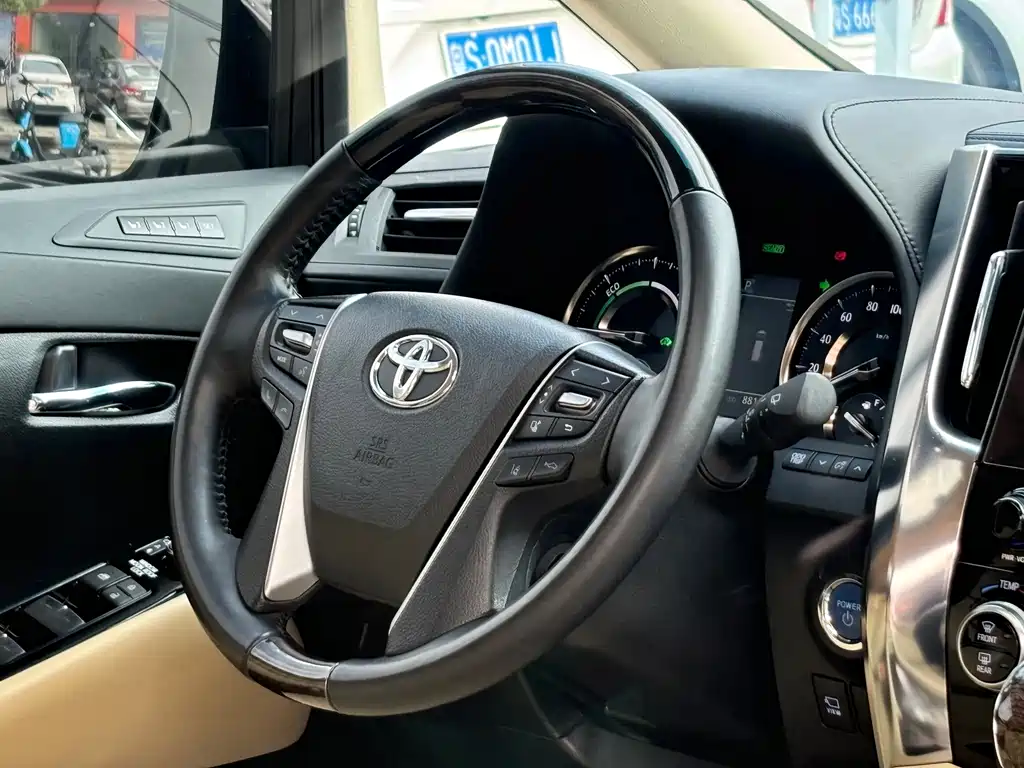 Toyota Alphard — миниатюра 12