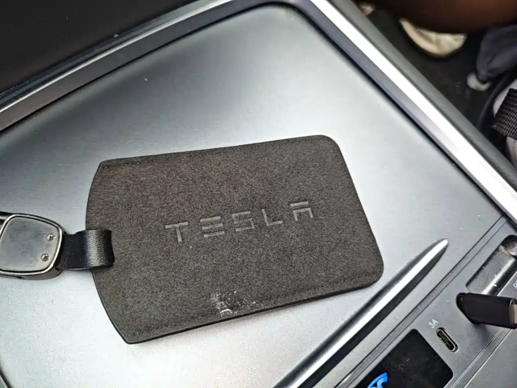 Tesla Model Y — миниатюра 9
