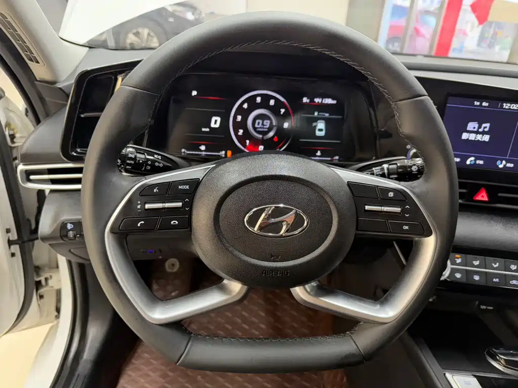 HYUNDAI ELANTRA