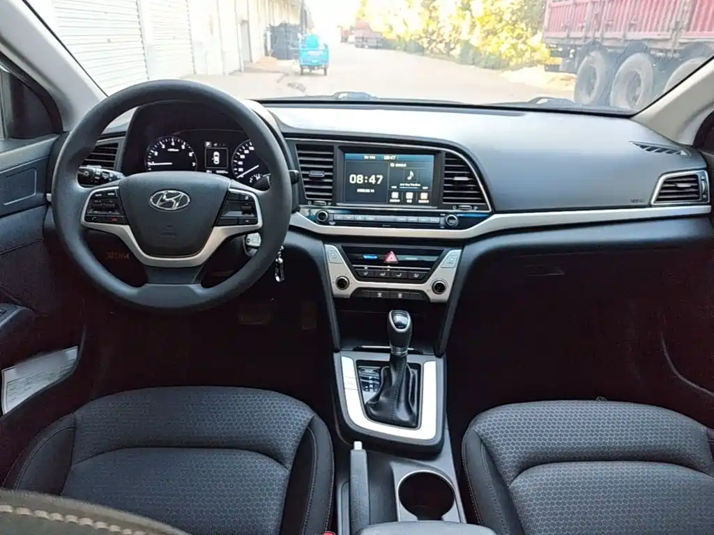 Hyundai Elantra — миниатюра 10