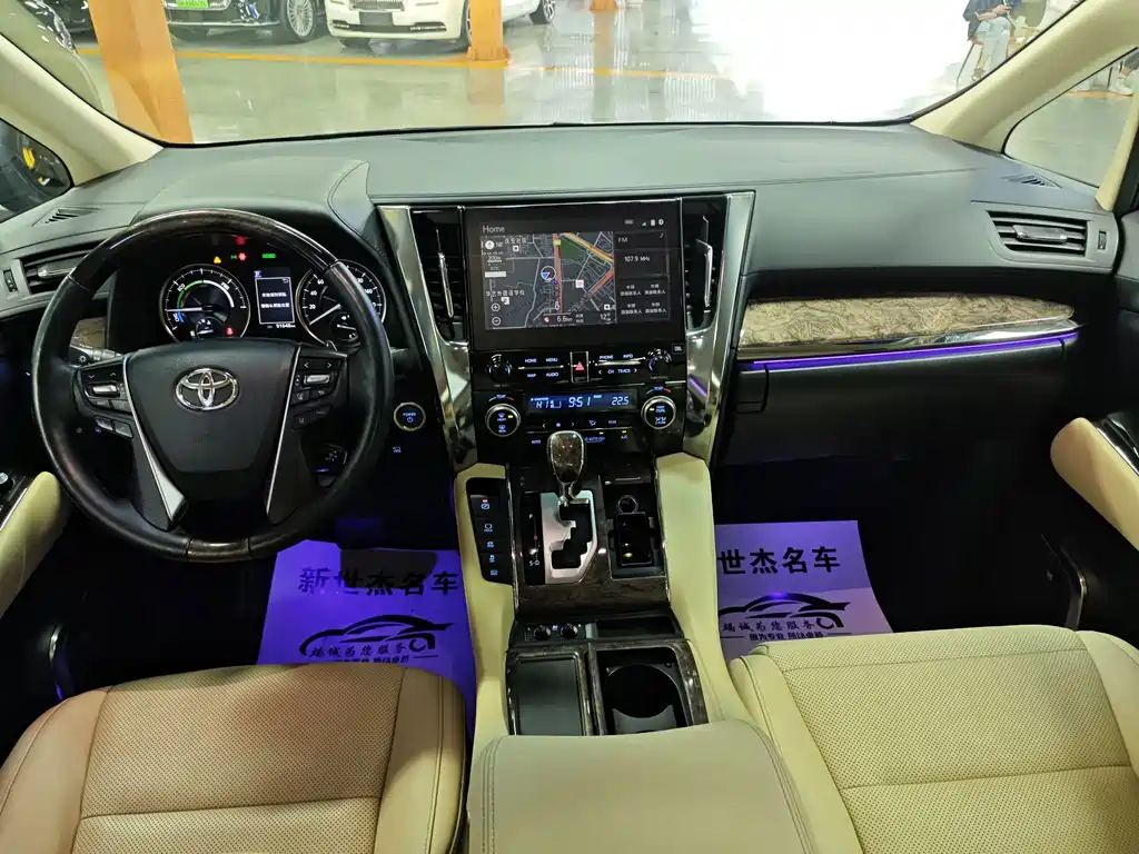 Toyota Alphard — миниатюра 7