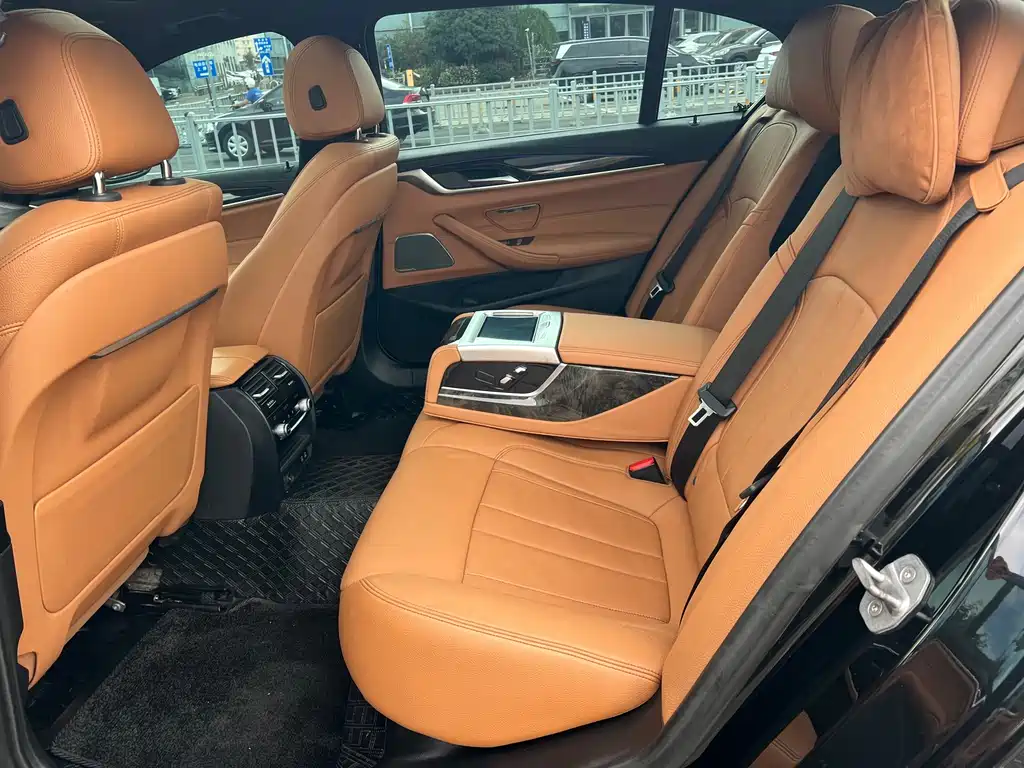 BMW 5 Series — миниатюра 10