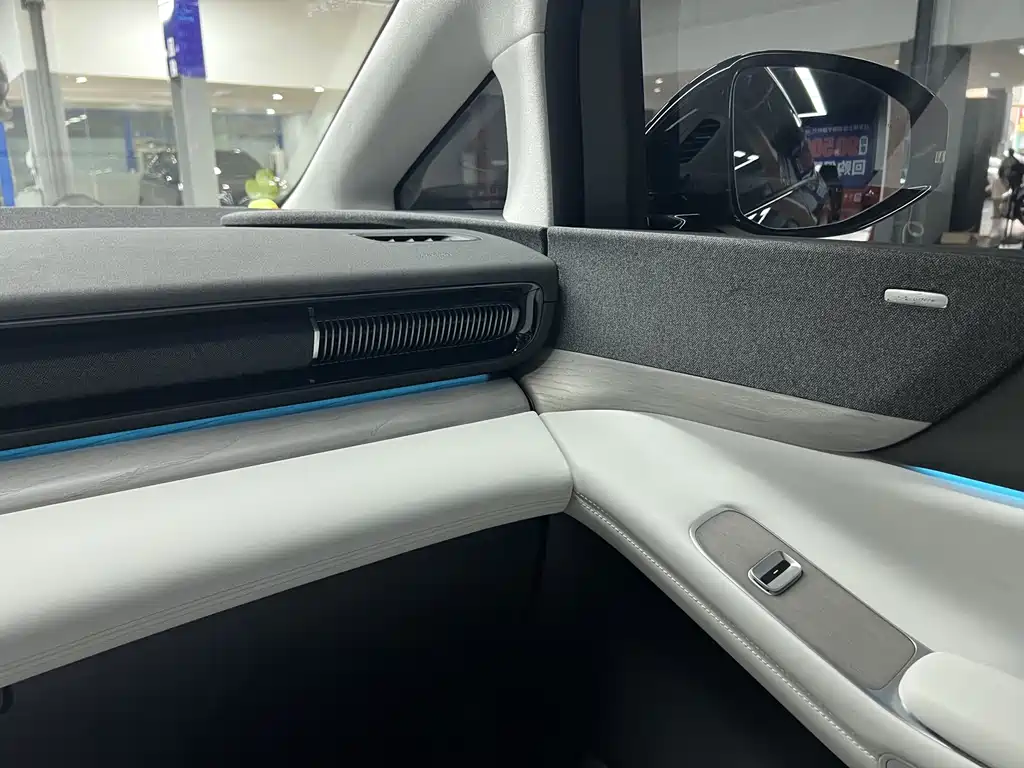 XPeng X9 — миниатюра 12