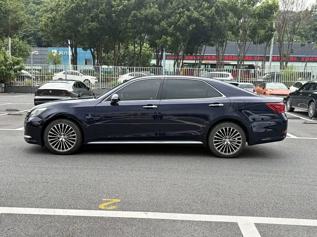 Toyota Crown — миниатюра 4
