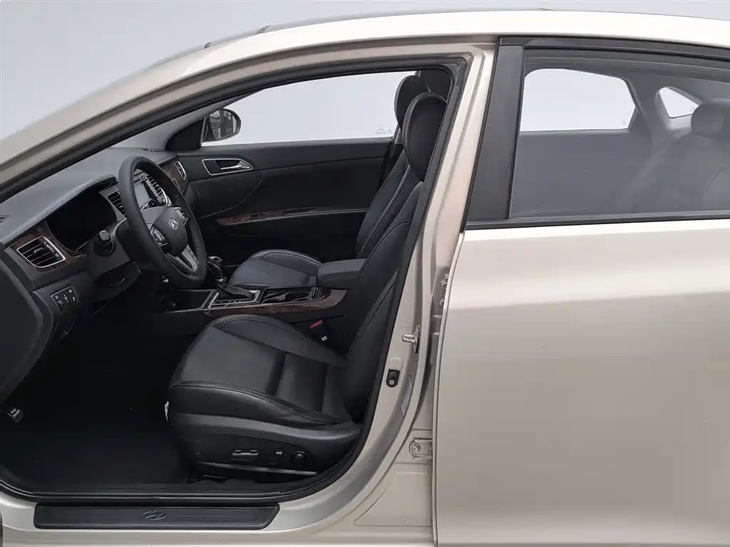 Hyundai Mistra 2014 1.8L AT Luxury DLX