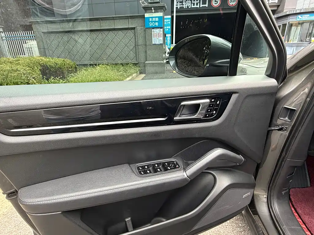 Porsche Cayenne — миниатюра 8