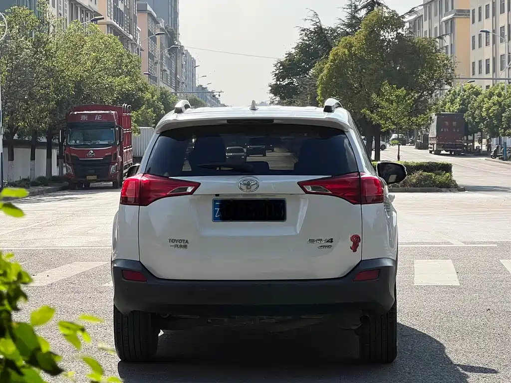 Toyota RAV4 — миниатюра 5