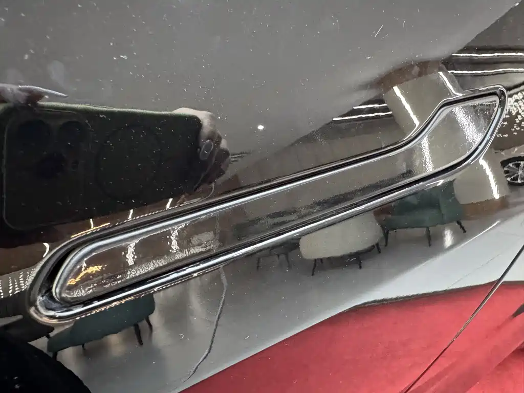 Tesla Model Y — миниатюра 15