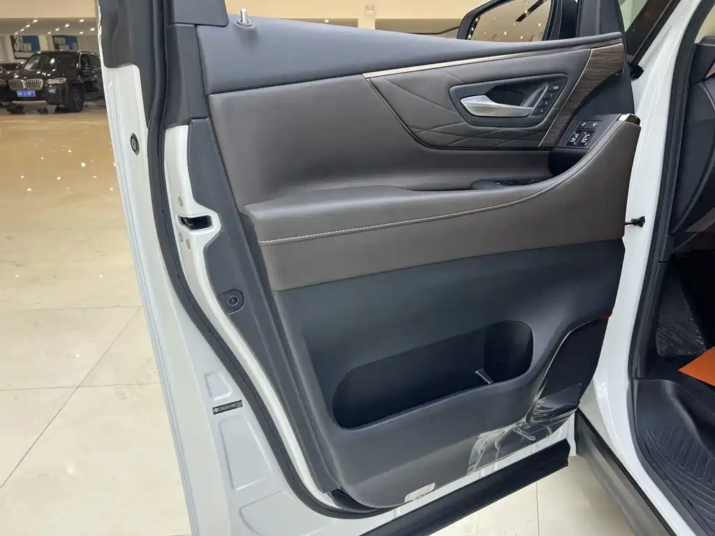 Toyota Vellfire — миниатюра 7