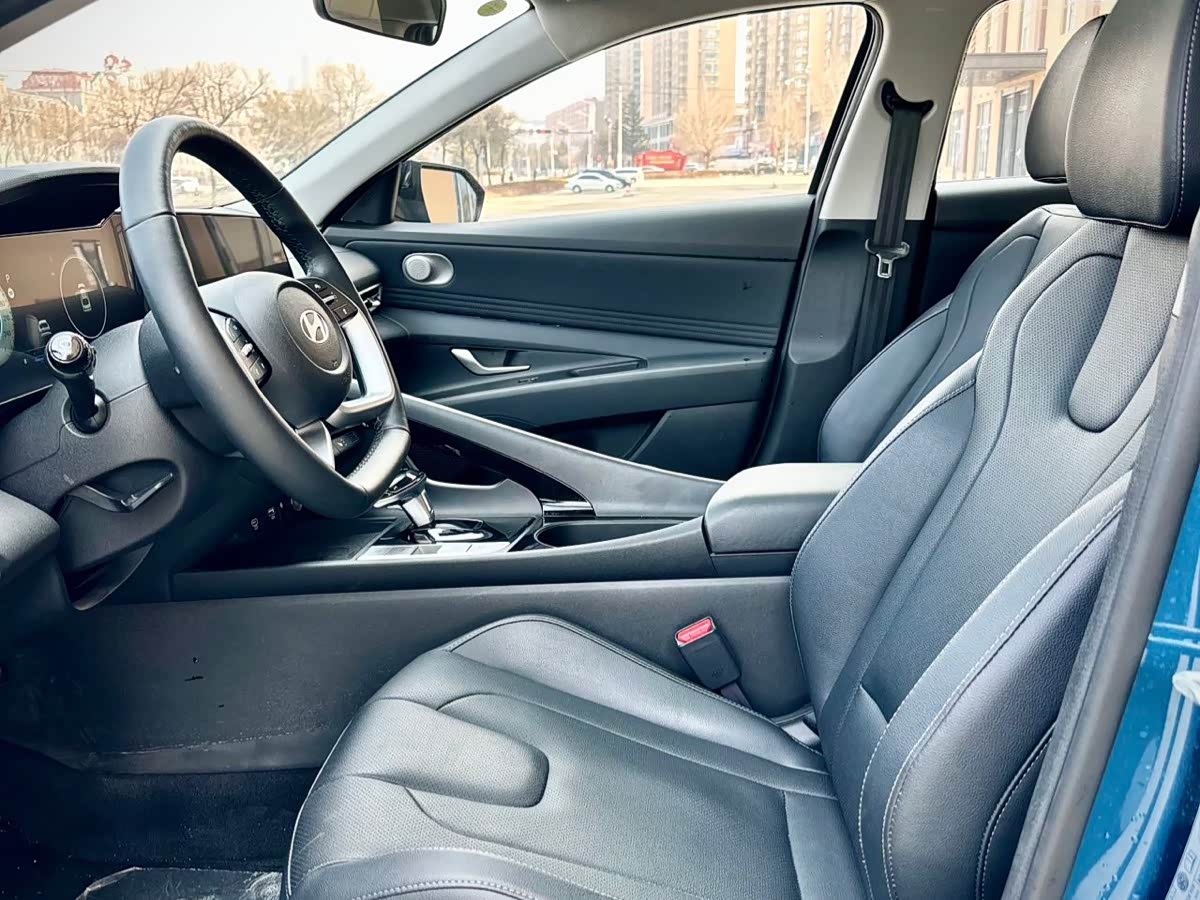 Hyundai Elantra 1.5 л 2023 г. Голубой, пробег 13000 км