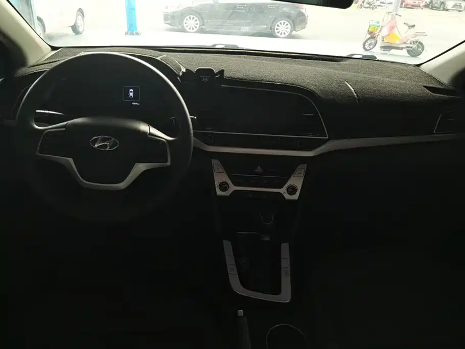 Hyundai Elantra — миниатюра 12
