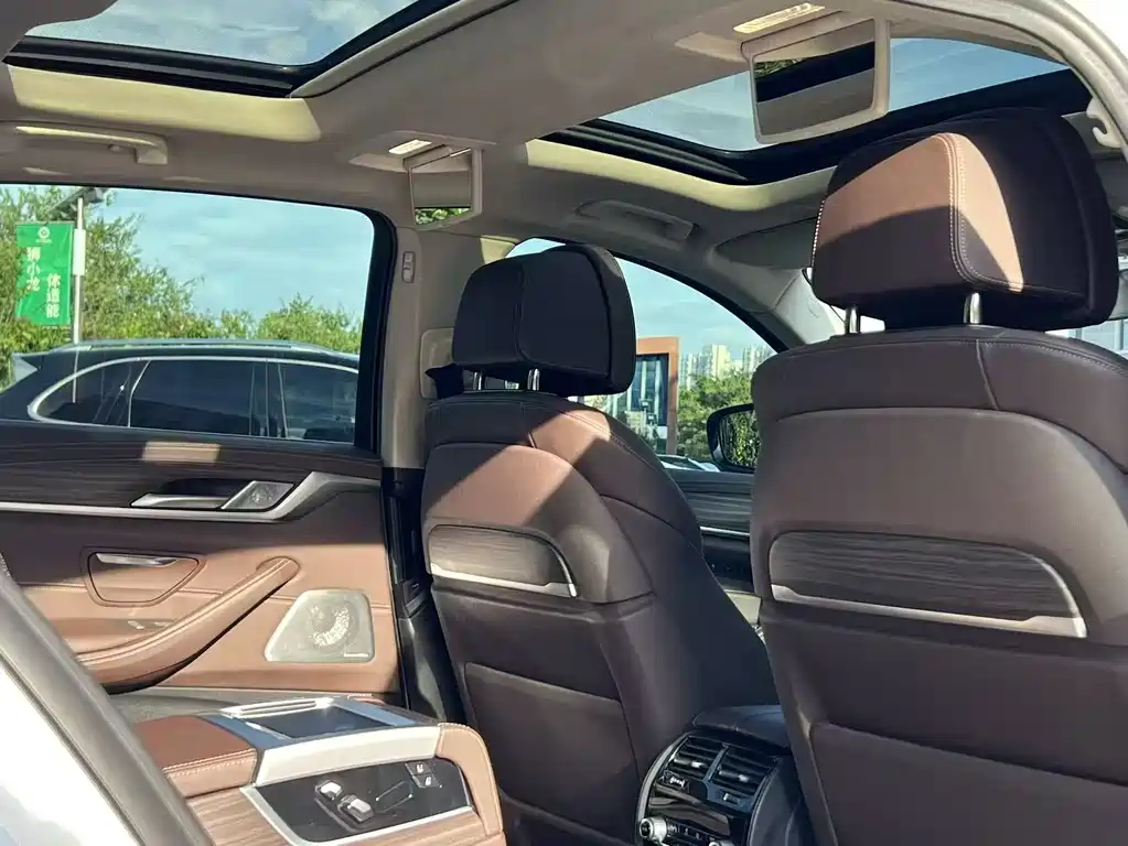 BMW 5 Series — миниатюра 9
