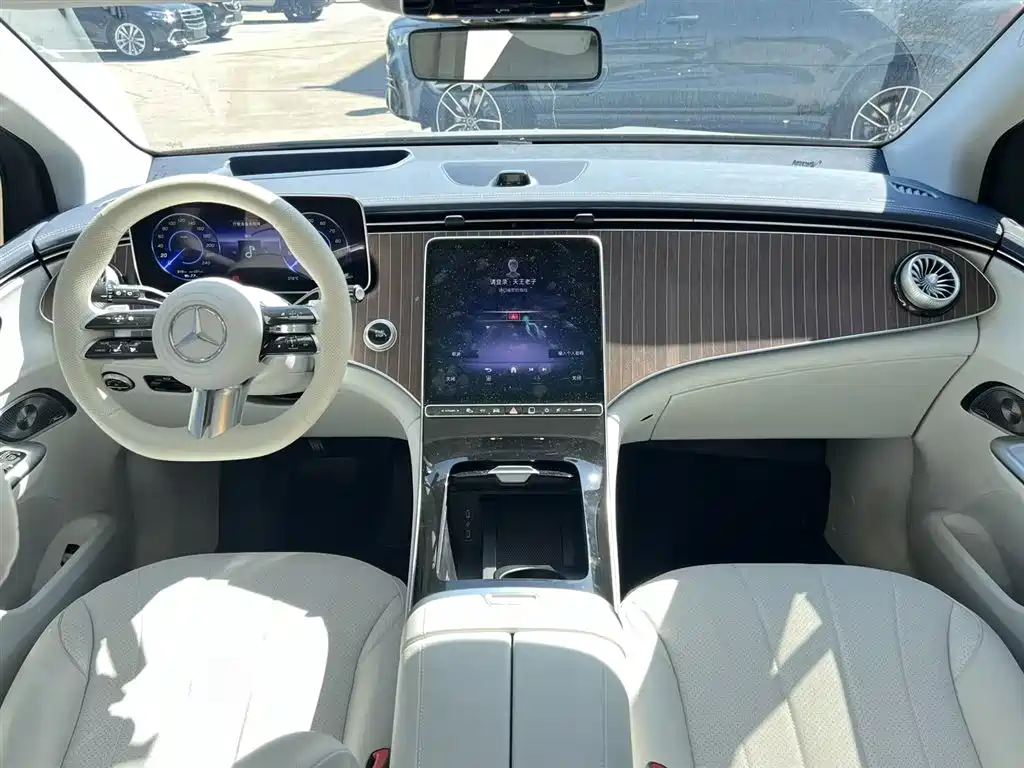 Mercedes-Benz EQE SUV — миниатюра 10