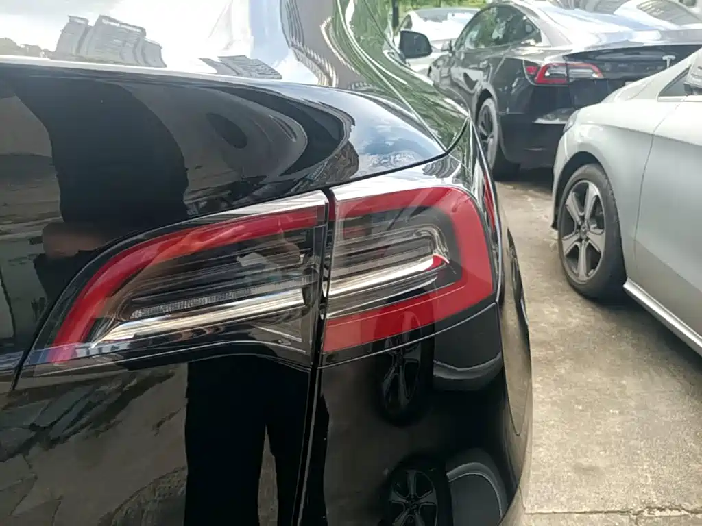 Tesla Model Y — миниатюра 8