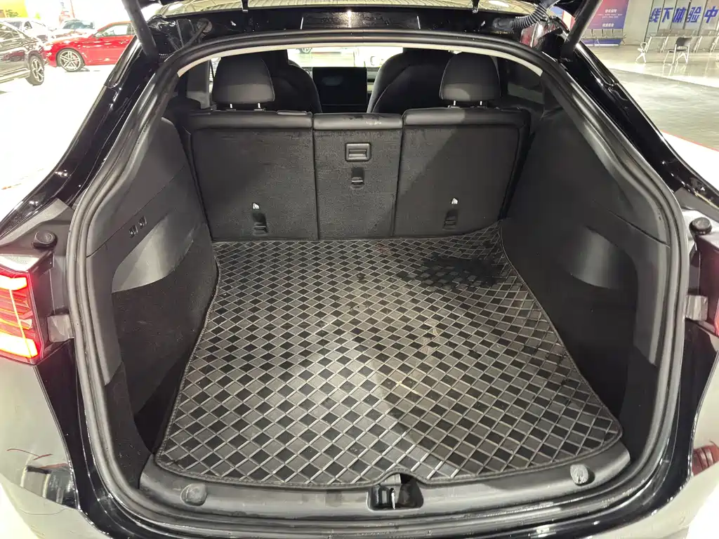 Tesla Model Y — миниатюра 18