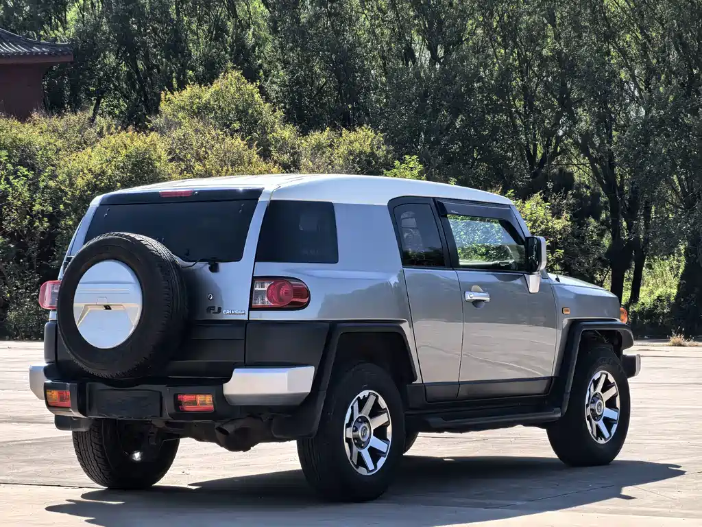 Toyota FJ Cruiser — миниатюра 6