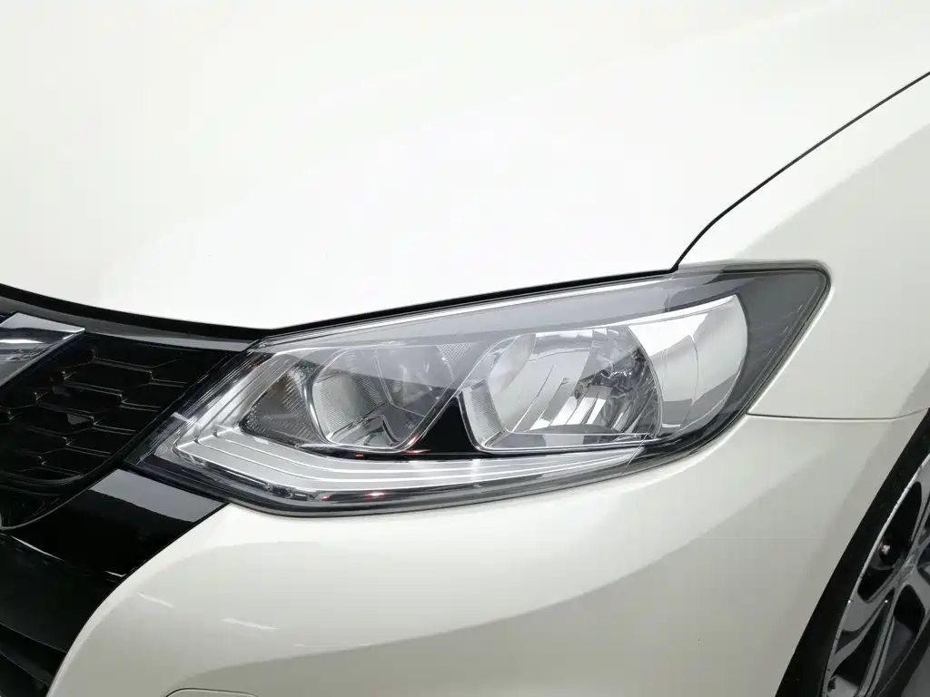 Nissan Tiida — миниатюра 7