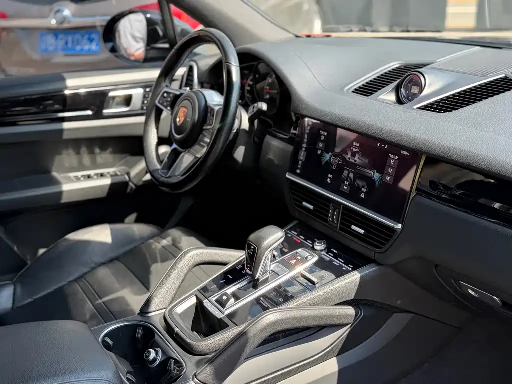 Porsche Cayenne — миниатюра 8
