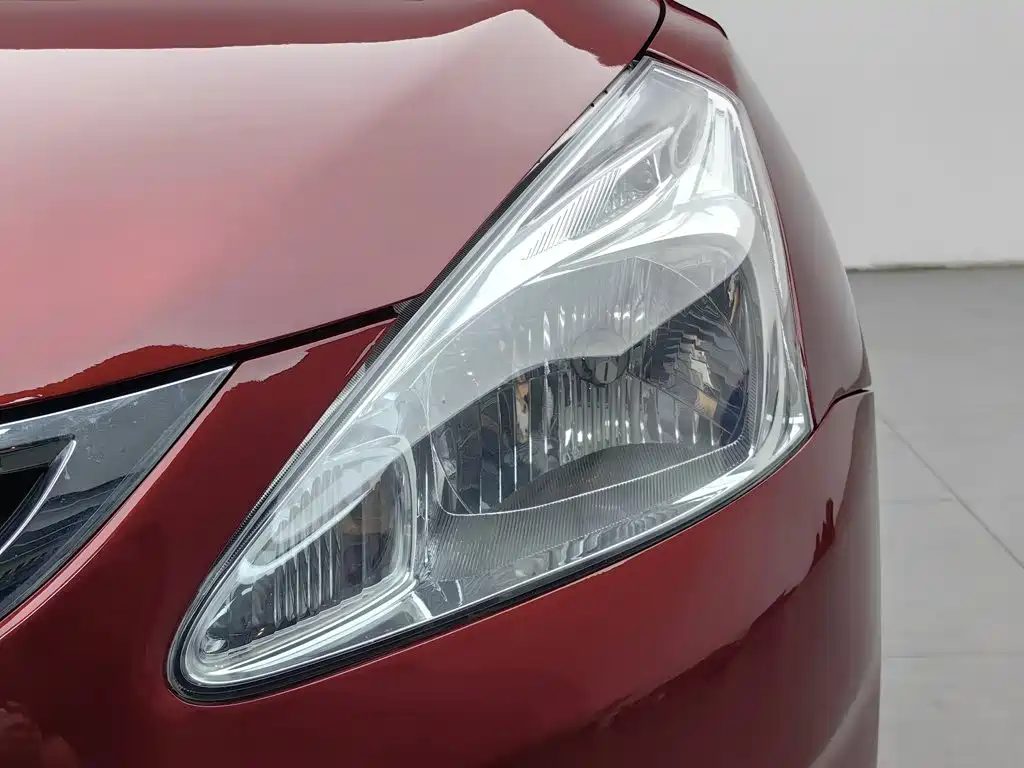 Nissan Tiida — миниатюра 7