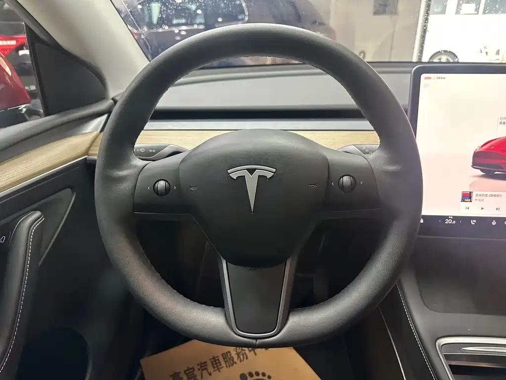 Tesla Model Y — миниатюра 8