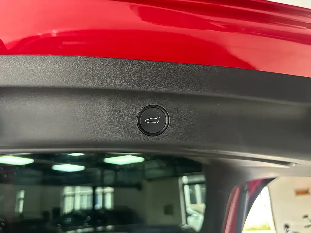 Tesla Model Y — миниатюра 15