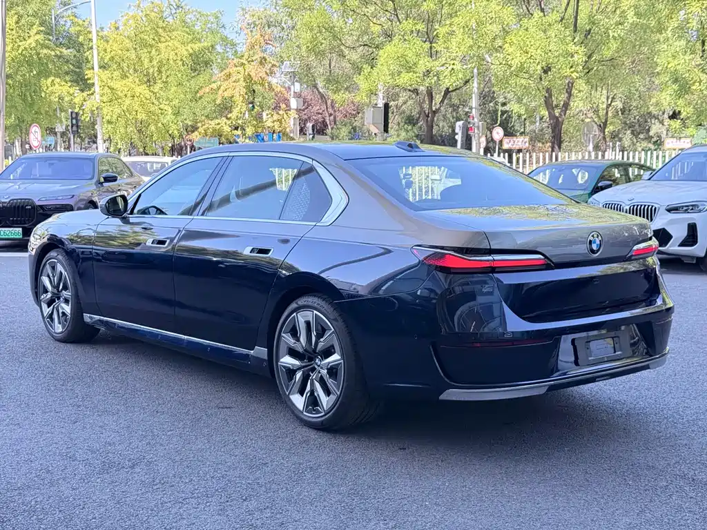 BMW 7 Series — миниатюра 10