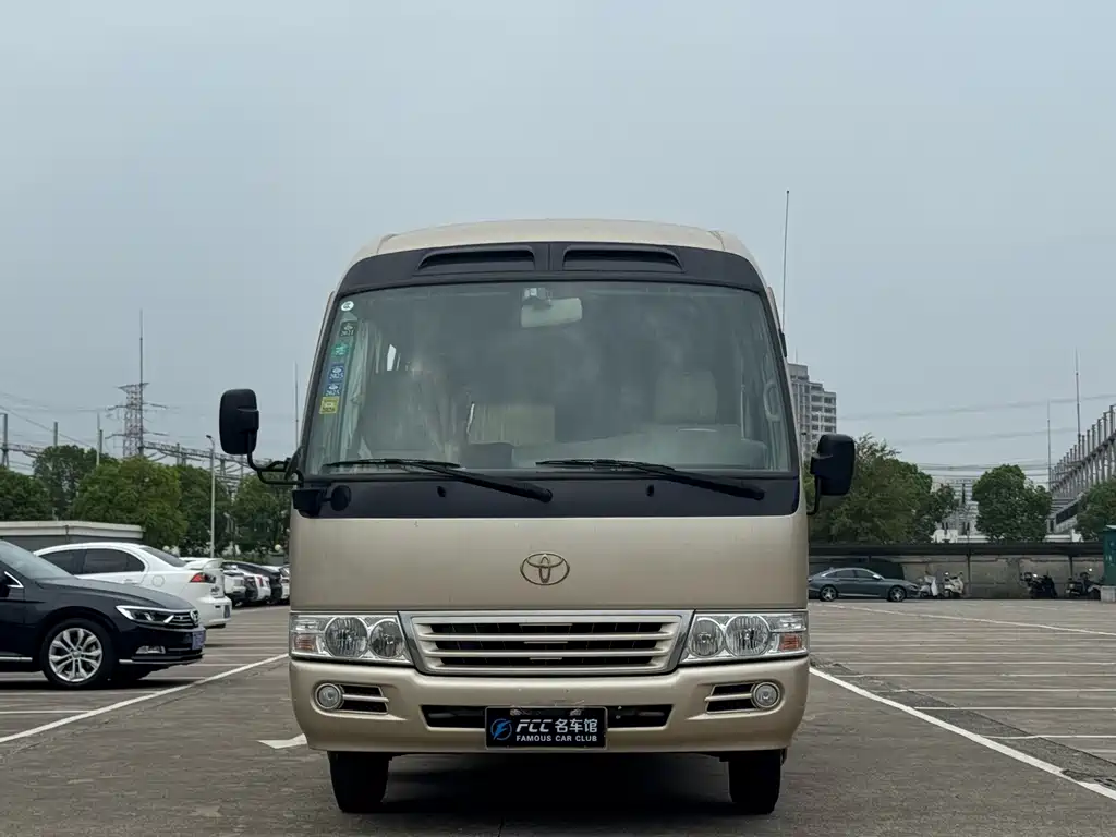 Toyota Coaster — миниатюра 2
