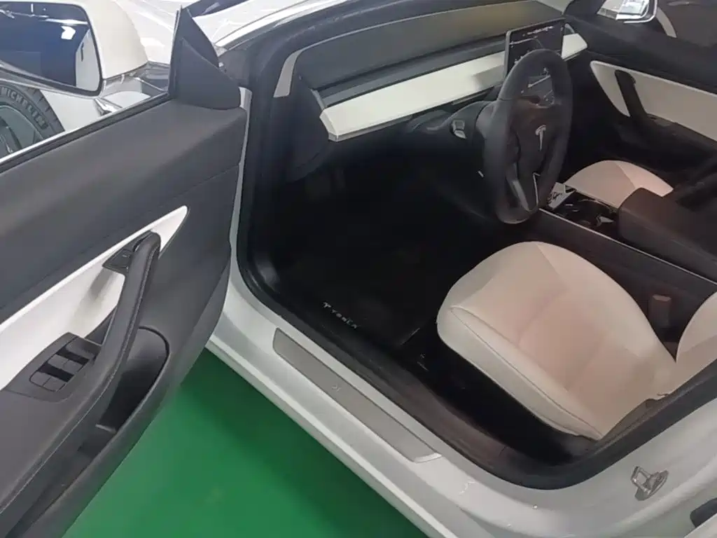 Tesla Model 3 — миниатюра 16