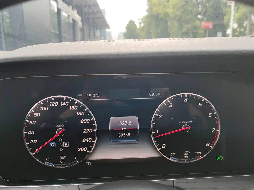 Mercedes-Benz E-Class — миниатюра 13